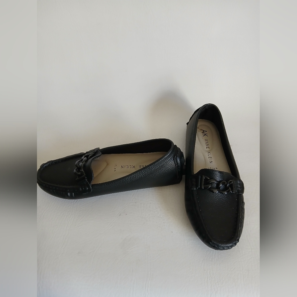 Anne Klein Black Faux Leather Driving Loafers Sz6.5M Chain Accent